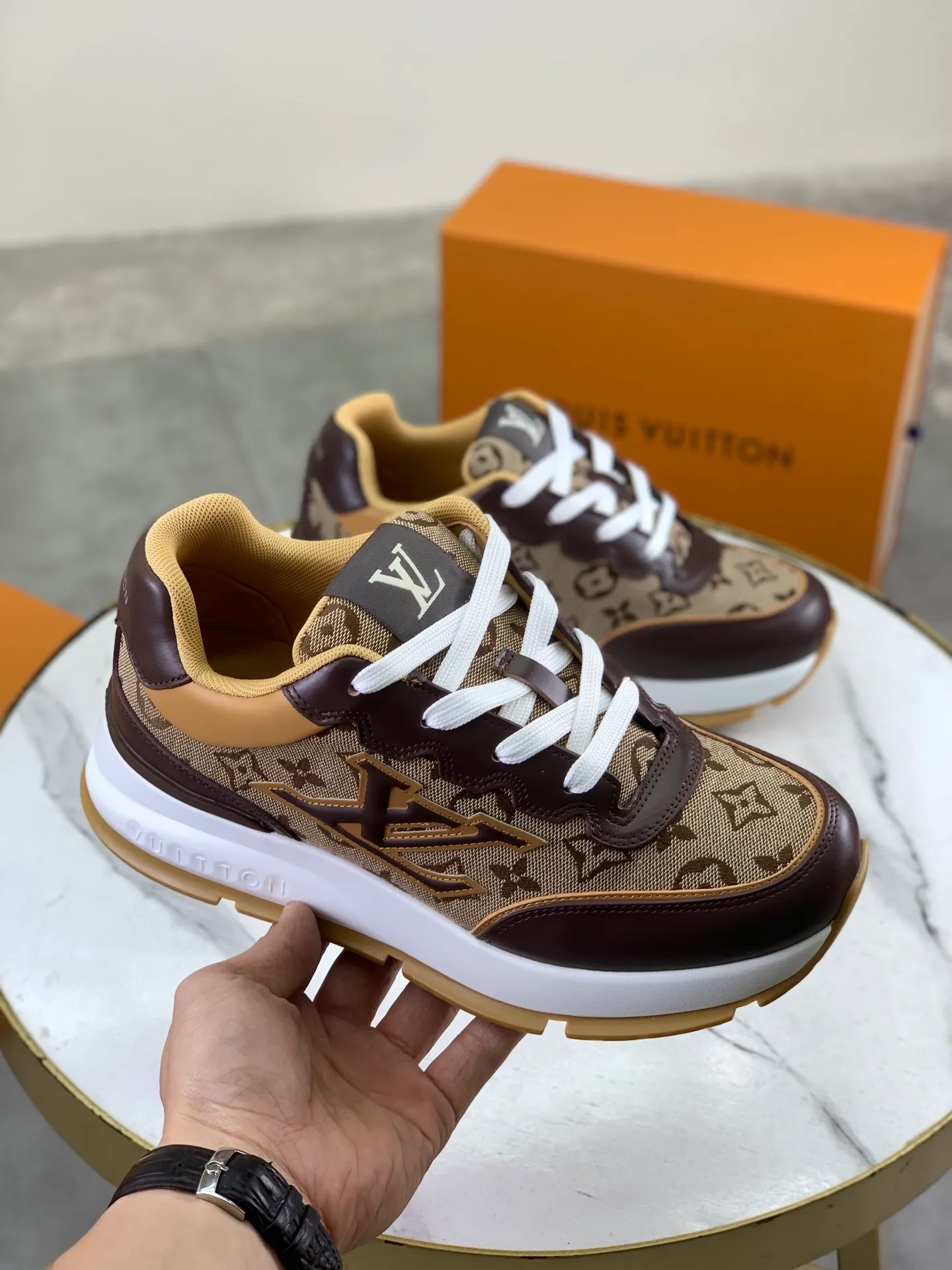 Factory price P700 💶 Top version [LOUIS VUITTON] Couple 🧑‍🤝‍🧑 Craftsman style Counter series (original order) New style 🍀LV Louis Vuitton - top version LV classic high-top trendy shoes! Made of imported original craft calfskin, original breathable lining, and original wear-resistant, lightweight, high-end TPU outsole! High quality products! 3️⃣ colors available, size: male 39-44 (45 46 customized)